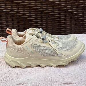 ECCO Mx Low Breathru